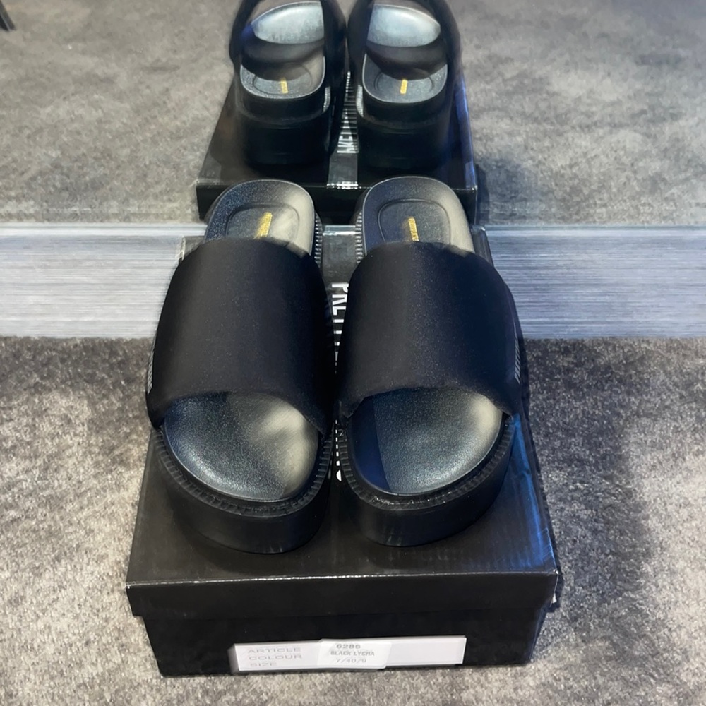 PRETTYLITTLETHING Lyrca Slides